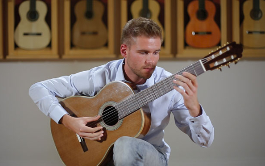 Florian Blochinger plays Florian Blochinger