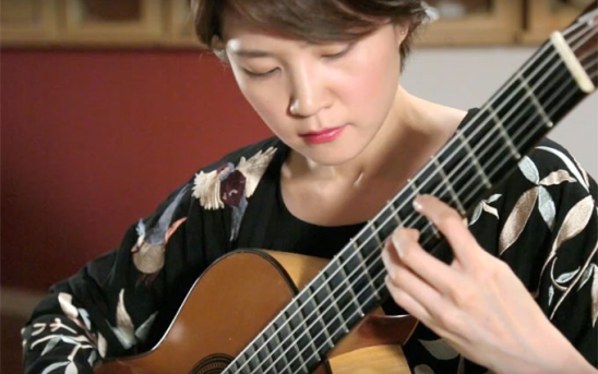 Yenne Lee plays Autumn Leaves (2004 Pepe Romero)
