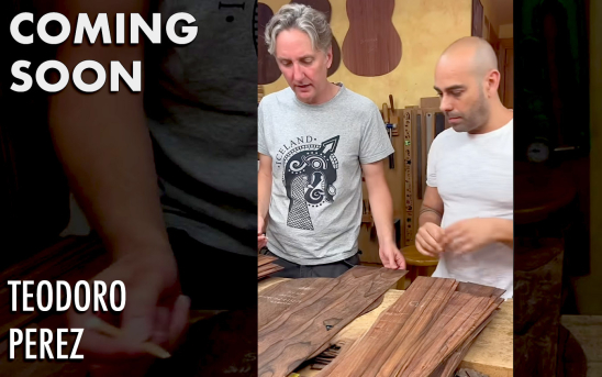 David Collett visita el taller de Teodoro Pérez