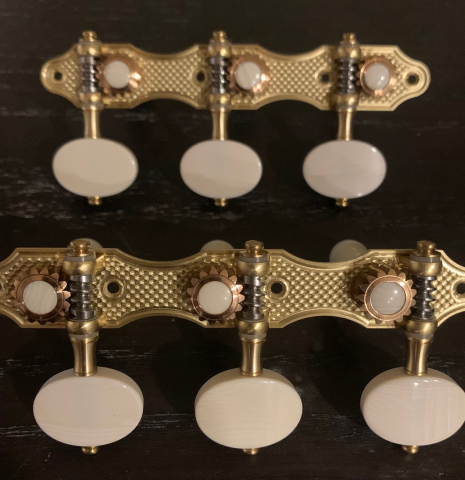The front of Alessi Tuning Machines - Hauser 18 Brass Plates / Ivoroid Buttons