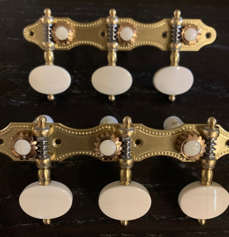 The front of Alessi Tuning Machines - Hauser 19 Brass Plates / Ivoroid Buttons