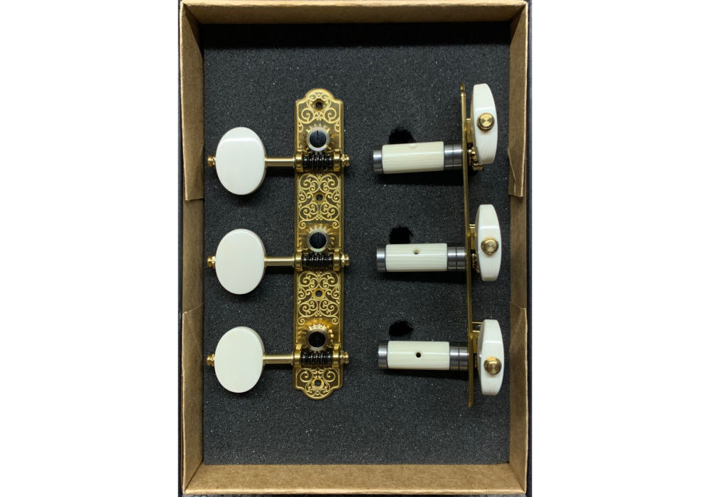 Barnett “Trinity” Engraved Brass plate/ivoroid buttons/white rollers Barnett “Trinity” Engraved Brass plate/ivoroid buttons/white rollers