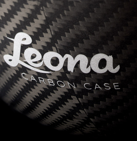 The logo on a “Luthier Series Classical Guitar Carbon Case” by Leona Cases - Matte Black