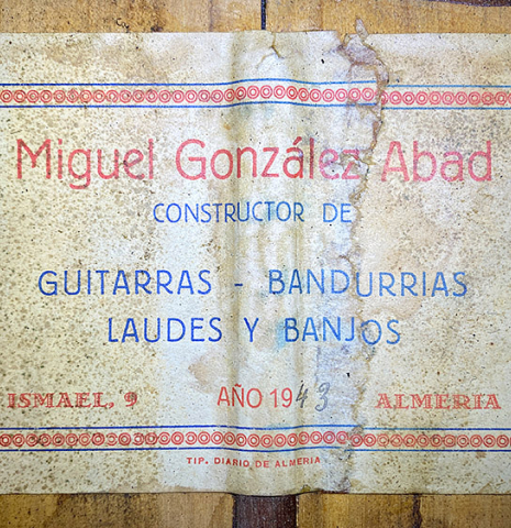The label of a 1943 Miguel Gonzalez Abad classical guitar made of spruce and cypress