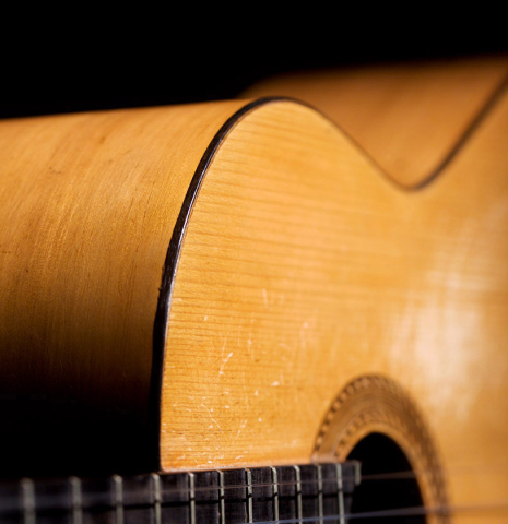 Sideview of a 1943 Miguel Gonzalez Abad classical guitar made of spruce and cypress