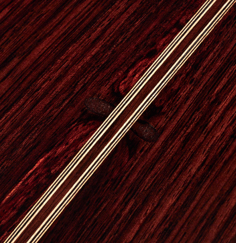 Detail of the back center seam of a 2023 Manuel Adalid "Hauser" classical guitar made of spruce and Indian rosewood