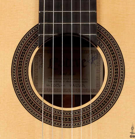 The rosette of a 2023 Manuel Adalid "Hauser" classical guitar made of spruce and Indian rosewood