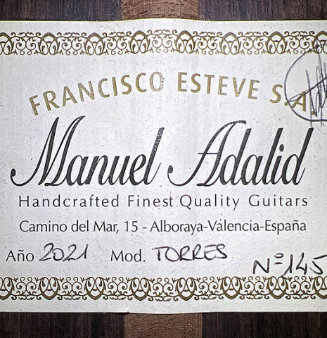 The label of a 2021 Manuel Adalid &quot;Torres&quot; classical guitar made of spruce and Indian rosewood