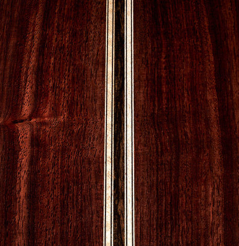 Detail of the back center seam of a 2023 Colin van Aelbrouck classical guitar made of spruce and Indian rosewood
