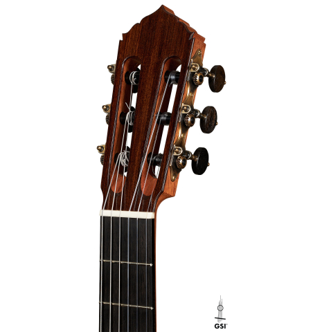 The headstock of a 2023 Colin van Aelbrouck classical guitar made of spruce and Indian rosewood