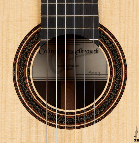 The rosette of a 2023 Colin van Aelbrouck classical guitar made of spruce and Indian rosewood
