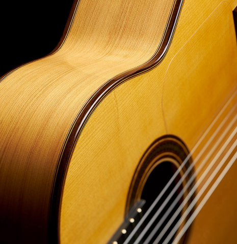 The soundboard and side view of a 2023 Colin van Aelbrouck flamenco guitar made of spruce and cypress