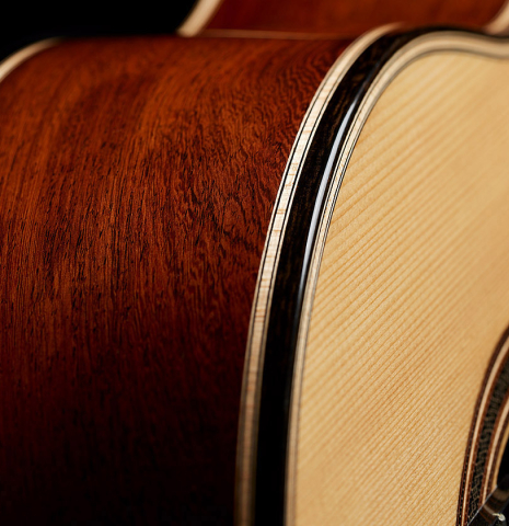 The top binding and purflings of a 2025 Colin van Aelbrouck classical guitar made of spruce and African rosewood