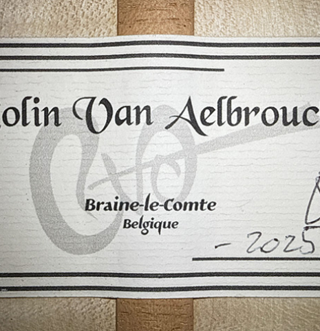 The label of a 2025 Colin van Aelbrouck "Rodriguez" classical guitar made of spruce and maple