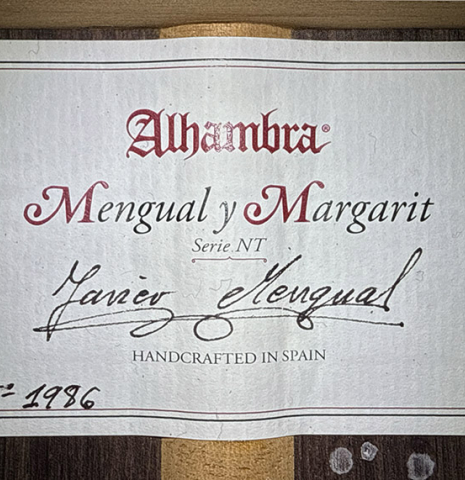 The label of a 2021 Alhambra “Mengual y Margarit NT” classical guitar made of cedar and Indian rosewood