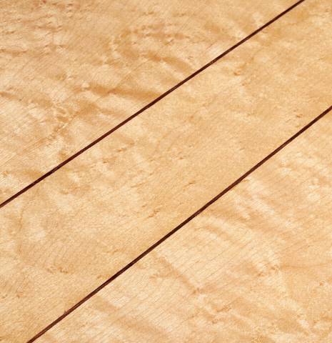 Detail of the 3-piece back of a 2023 Ariel Ameijenda "1885 Torres - SE 51" classical guitar made of spruce and maple