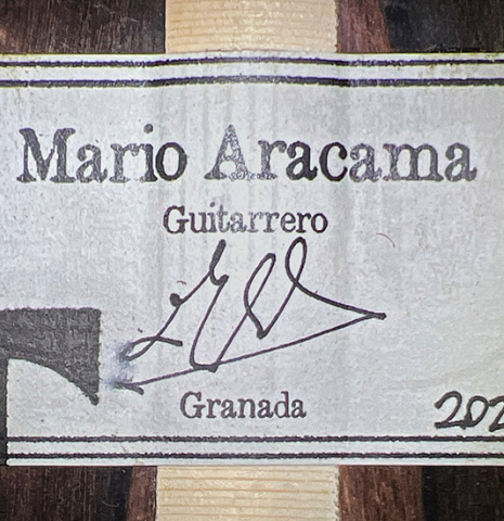 The signed label of a 2022 Mario Aracama classical guitar made of spruce and African rosewood