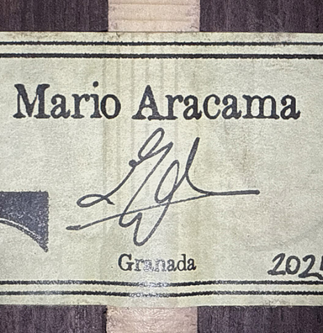The label of a 2025 Mario Aracama classical guitar made of spruce and Indian rosewood