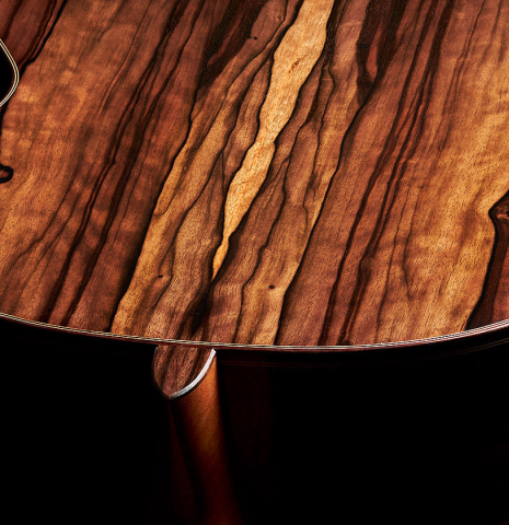 The heel and back binding of a 2024 Mario Aracama classical guitar made of cedar and Kamagong