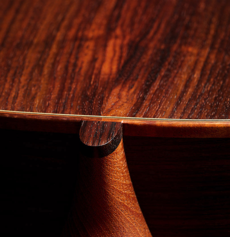 The heel, back binding and purfling of a 2021 Kevin Aram "Carmen 640" classical guitar made of spruce and Indian rosewood