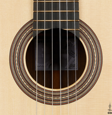 The rosette of a 2021 Kevin Aram "Carmen 640" classical guitar made of spruce and Indian rosewood