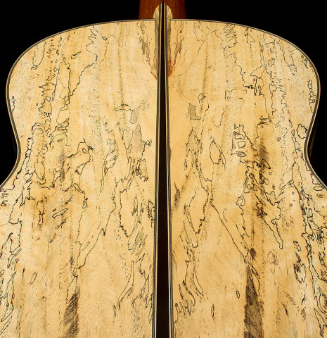 The back center seam of a 2025 Mario Aracama classical guitar made of spruce and Tamarind