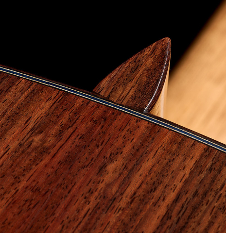 The heel, back binding and purfling of a 2025 Manuel Arango classical guitar made of spruce and Indian rosewood