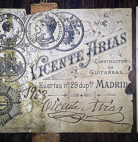 The label of a 1903 Vicente Arias classical guitar made with spruce and CSA rosewood