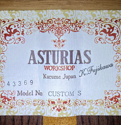 The label of an Asturias &quot;Custom S&quot; classical guitar made of spruce and Indian rosewood