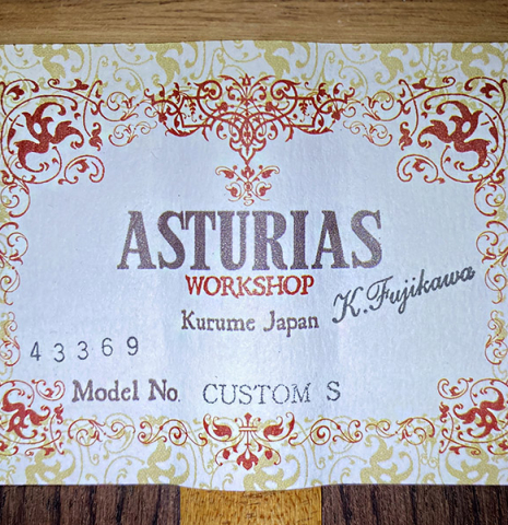 The label of an Asturias "Custom S" classical guitar made of spruce and Indian rosewood