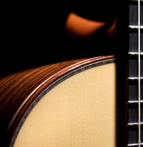 The binding and purfling of an Asturias "Custom S" classical guitar made of spruce and Indian rosewood