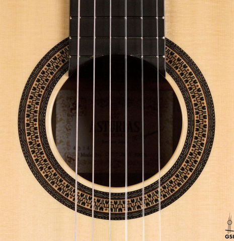 The rosette of a 2022 Asturias "Custom S" classical guitar made of spruce and Indian rosewood with a 630 mm scale.