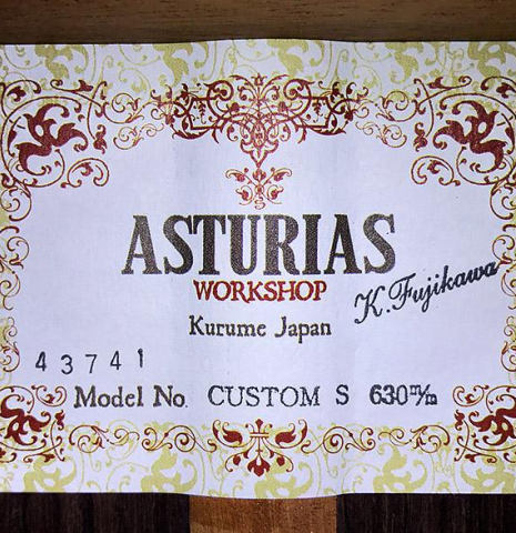 The label of a 2022 Asturias "Custom S" classical guitar made of spruce and Indian rosewood with a 630 mm scale.