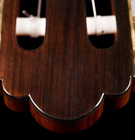 The headstock of a 2022 Asturias &quot;Custom S&quot; classical guitar made of spruce and Indian rosewood with a 630 mm scale.