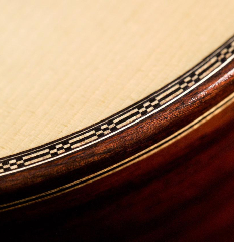 The purfling and binding of a 2022 Asturias "Custom S" classical guitar made of spruce and Indian rosewood with a 630 mm scale.