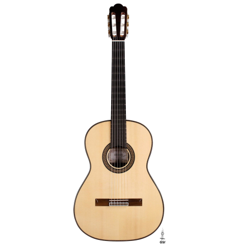 The front of a 2022 Asturias &quot;Custom S&quot; classical guitar made of spruce and Indian rosewood with a 630 mm scale.