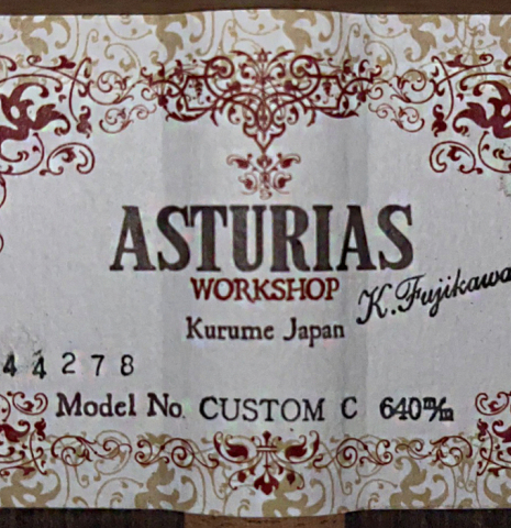 The label of an Asturias &quot;Custom C&quot; a 640 mm scale classical guitar made of cedar and Indian rosewood