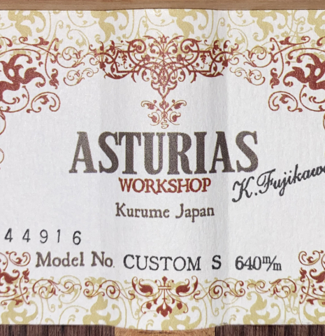 The label of an Asturias &quot;Custom S&quot; 640 mm scale classical guitar made of spruce and Indian rosewood