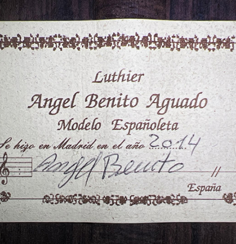 The label of a 2014 Angel Benito Aguado classical guitar made of cedar and Indian rosewood.