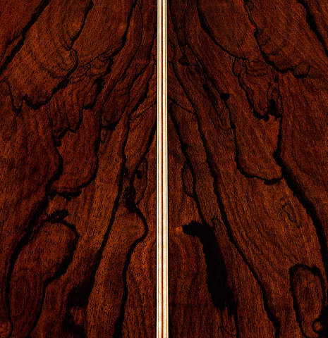 The back center seam of a 2024 Marco Bortolozzo classical guitar made of spruce and ziricote