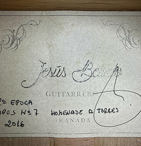 The label of a 2016 Jesús Bellido "Homenaje a Torres" classical guitar made of spruce and maple
