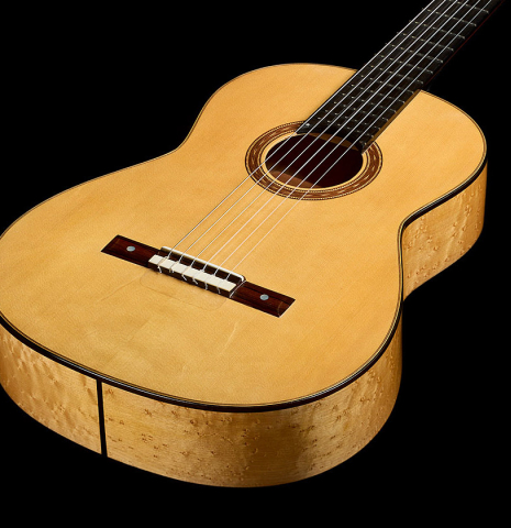 The top and sides of a 2016 Jesús Bellido "Homenaje a Torres" classical guitar made of spruce and maple