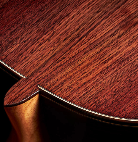 The heel, back binding and purflings of a 2024 Tobias Berg classical guitar made of spruce and Indian rosewood