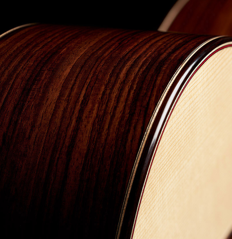 The side, top binding and purfling of a 2024 Tobias Berg classical guitar made of spruce and Indian rosewood