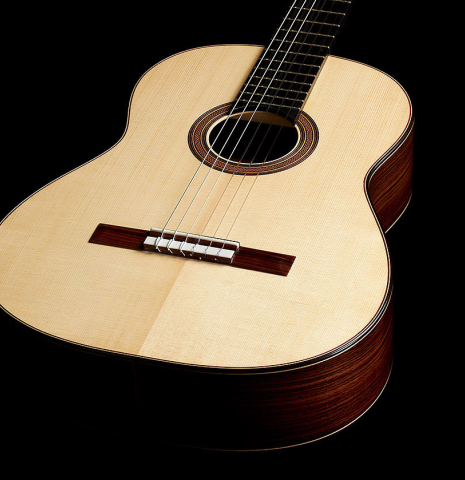 The soundboard of a 2024 Tobias Berg classical guitar made of spruce and Indian rosewood