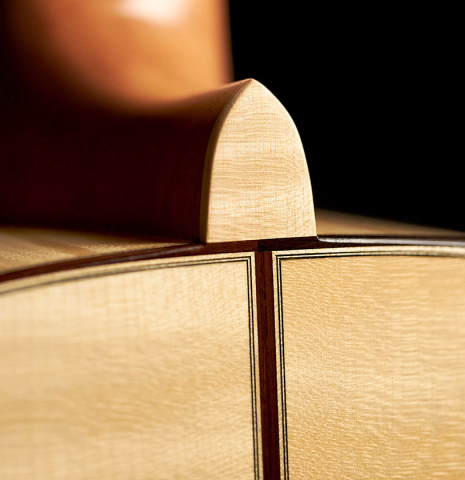 Detail of the heel and back of a 2023 Tobias Berg classical guitar made of spruce and flamed maple.