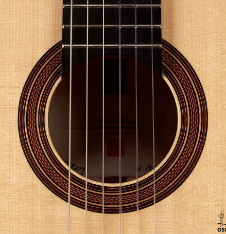 The rosette of a 2023 Tobias Berg classical guitar made of spruce and flamed maple.