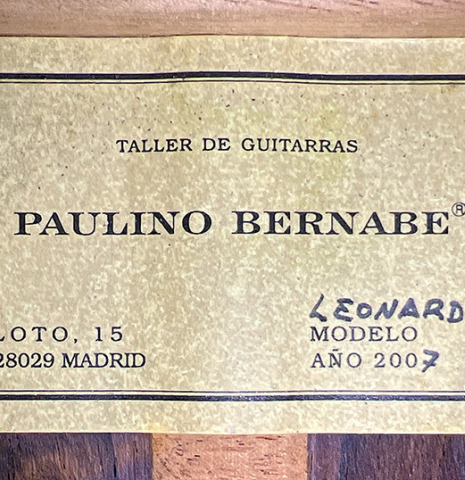 The label of a 2007 Paulino Bernabe "Leonardo" classical guitar made with spruce and African rosewood.