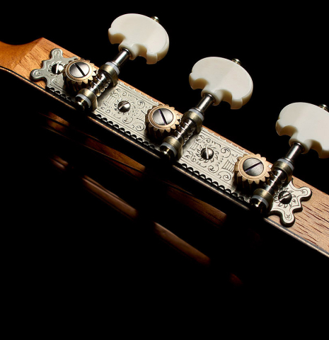 The tuning machines of a 2026 Tobias Berg "Bouchet" classical guitar made of spruce and Indian rosewood