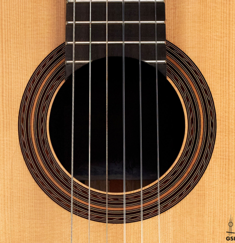 The rosette of a 2018 Florian Blöchinger classical guitar made of spruce and CSA rosewood